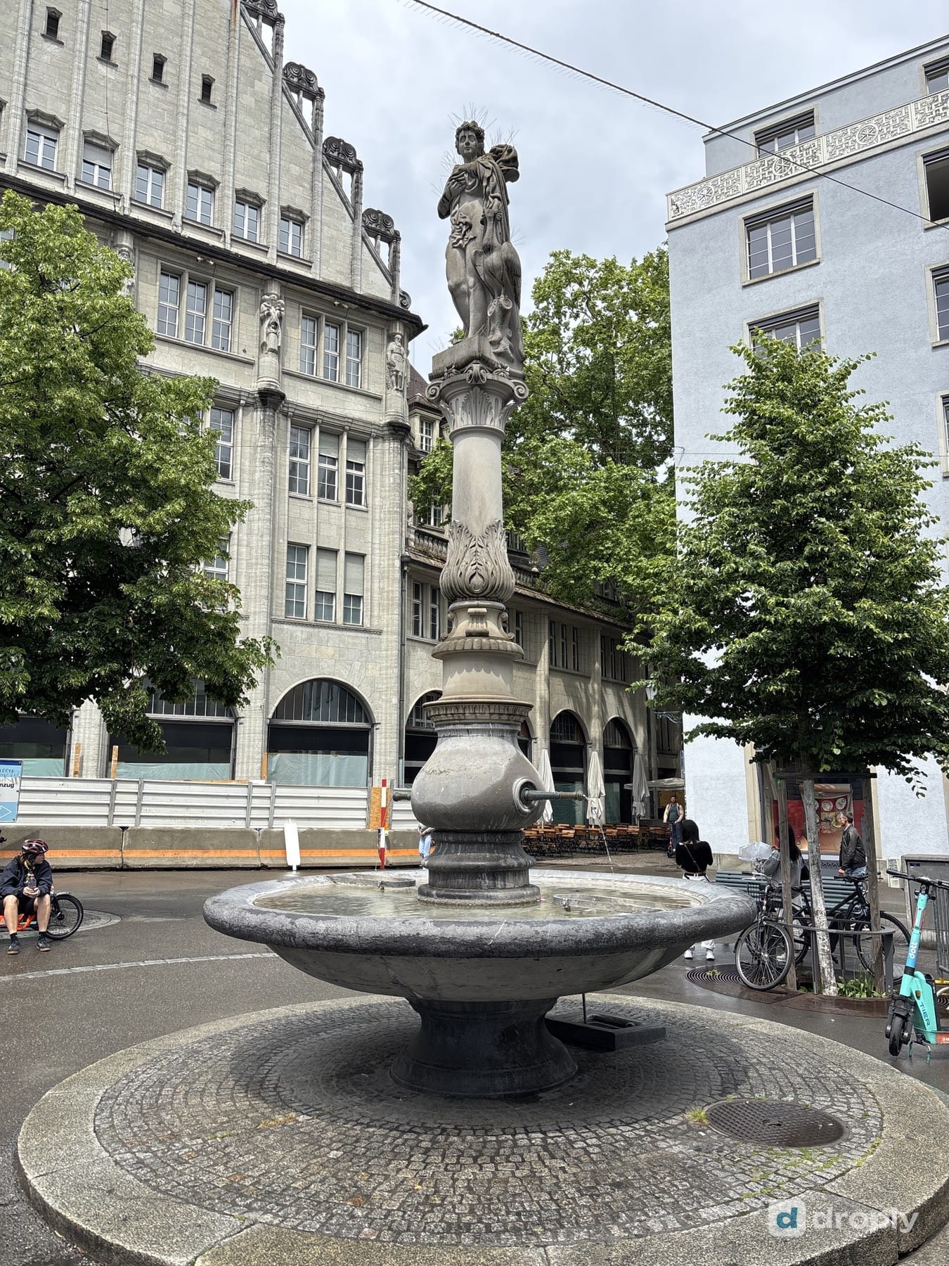 The Junobrunnen with a gilded statue at an intersection in Zurich's old town