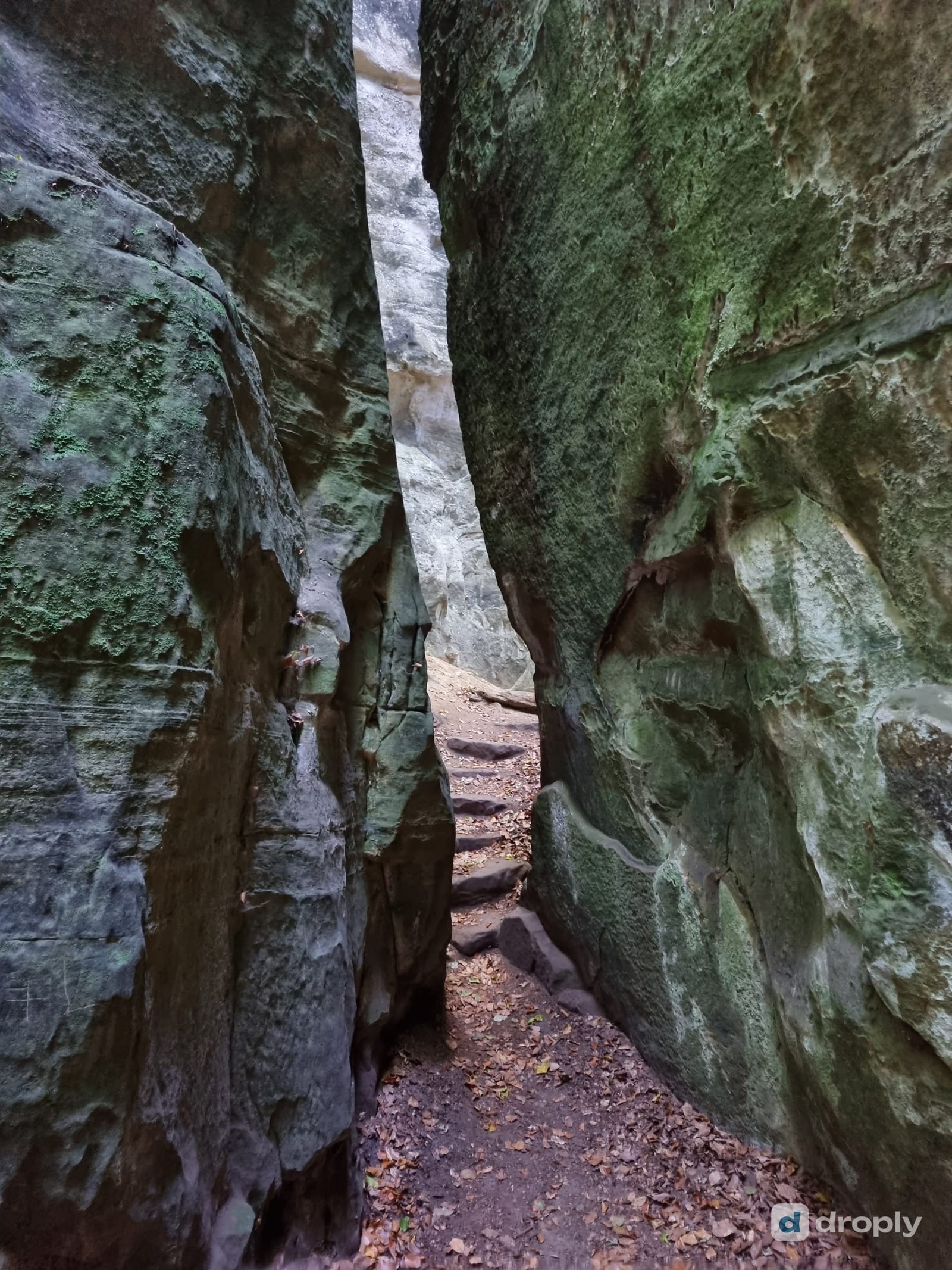 Eine enge Sandsteinpassage auf Route 2 des Mullerthal Trail