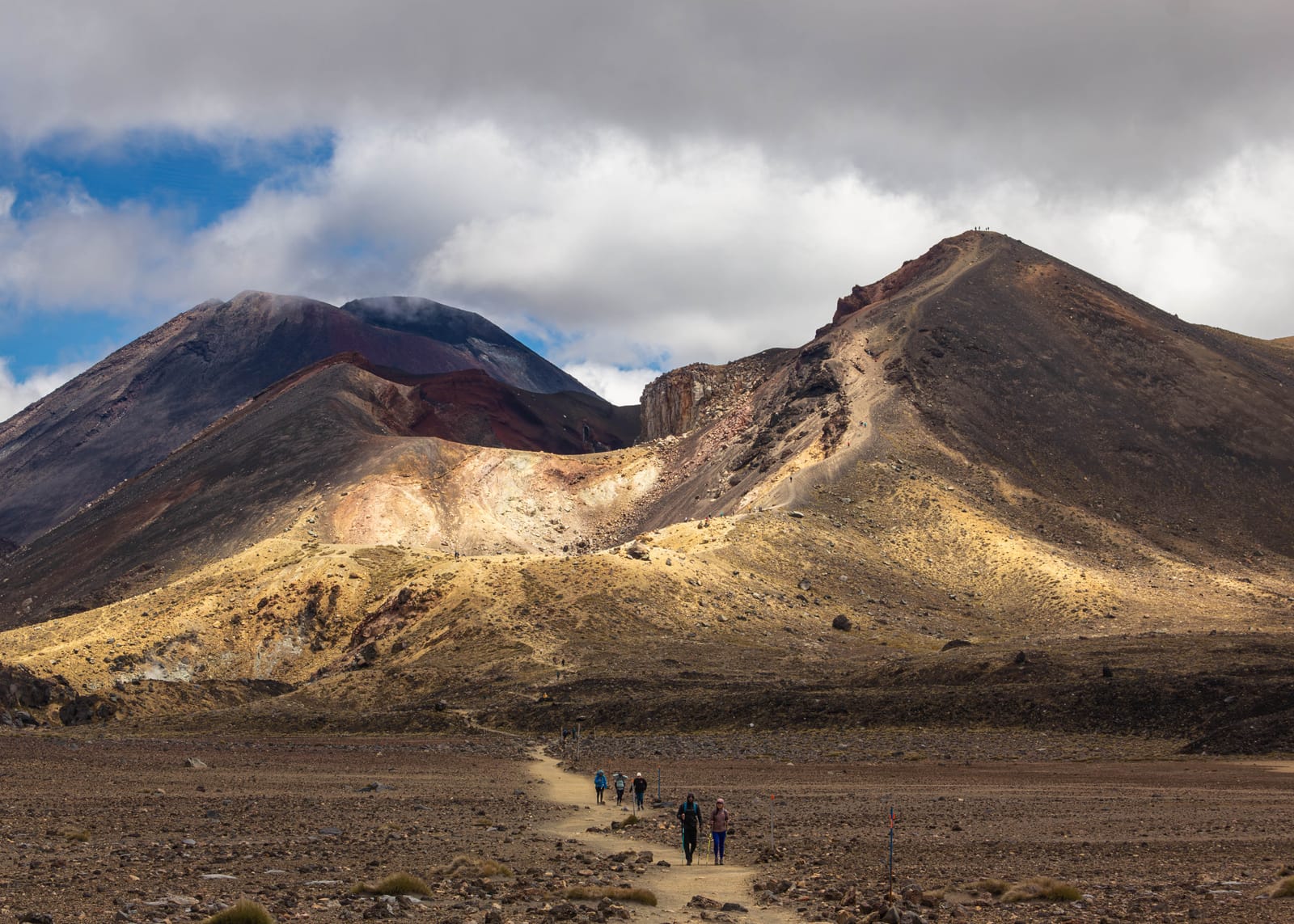 Wandernde überqueren das vulkanische Hochgebirgsterrain des Tongariro Alpine Crossing in Neuseeland