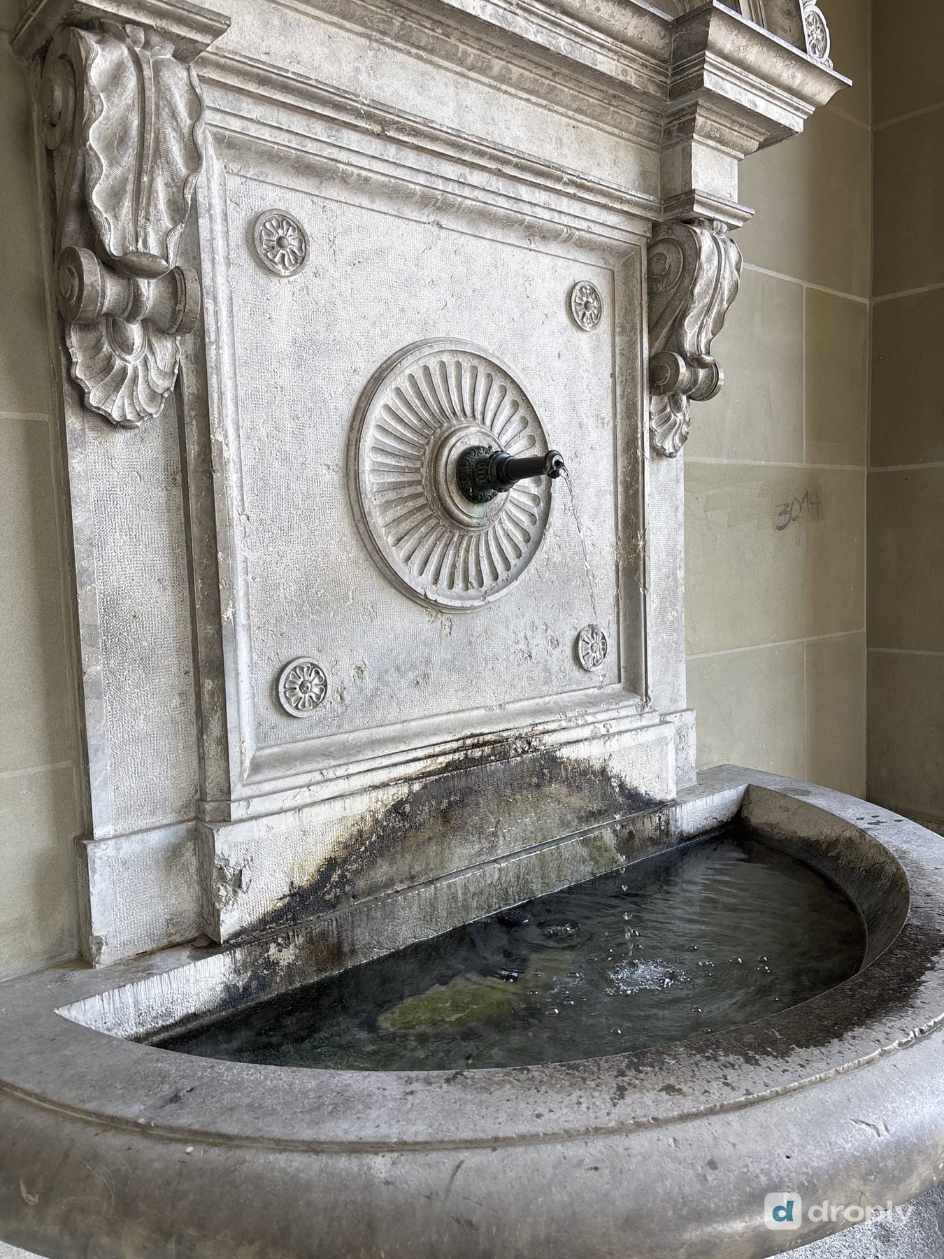 Close-up of a twin fountain at the Bundeshaus in Bern with running water