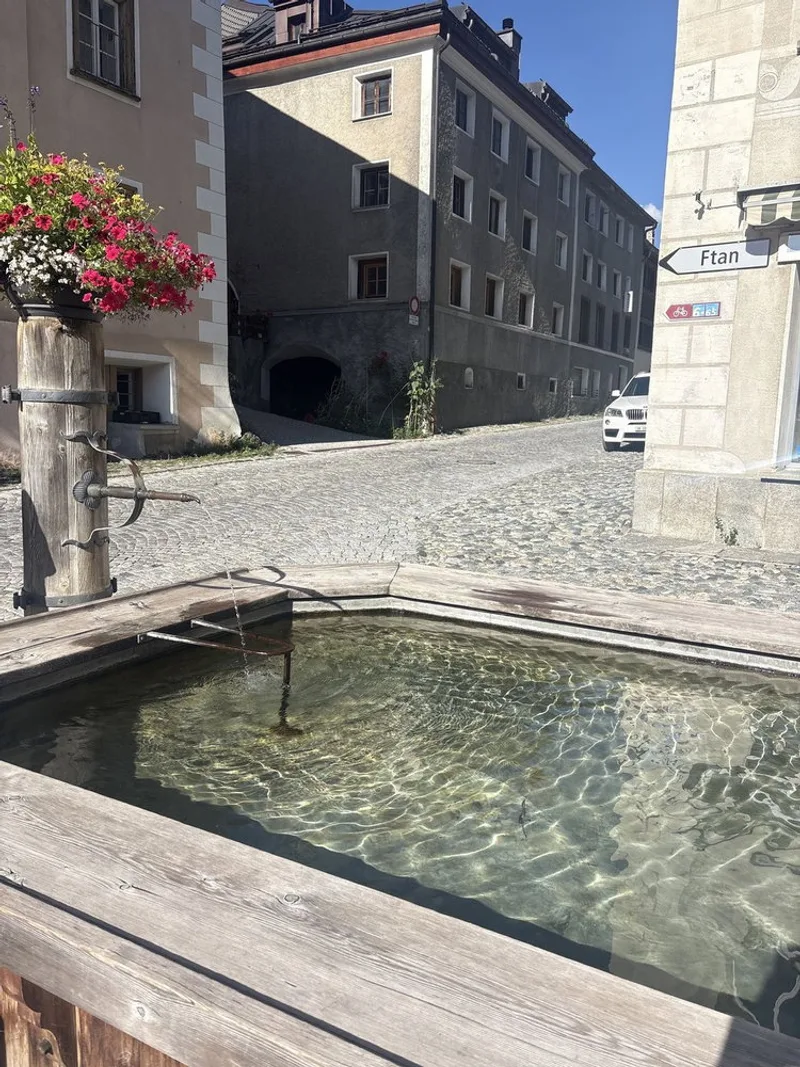 A public fountain in Ardez, one of the historic villages of the Lower Engadin that @engadinscuolzernez covers, still…
